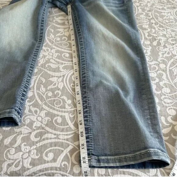 ✨MISS ME✨Women's Blue Denim Mid Rise Capris - Picture 8 of 11
